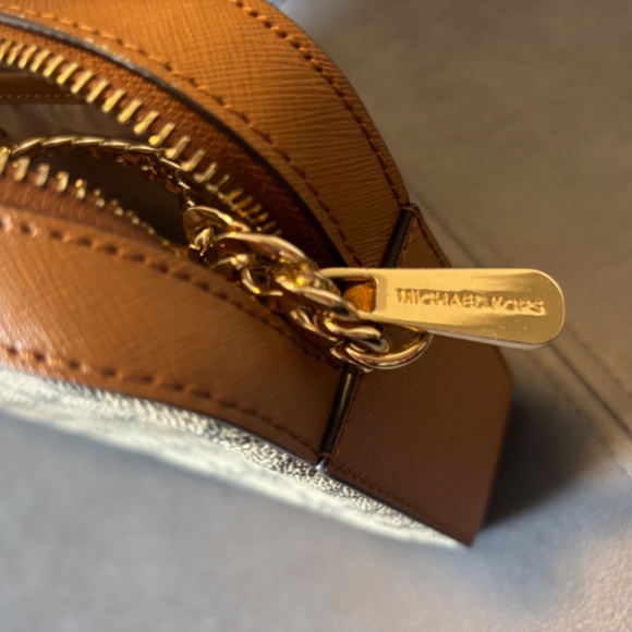 Michael Kors Jet Set Crossbody - Picture 2 of 7